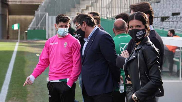 Javi Flores departiendo con Javier González Calvo en los prolegómenos del partido.