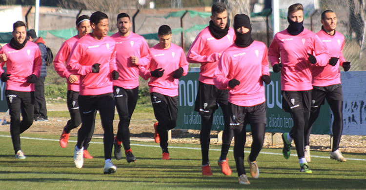 Irreconocible. Javi Flores, bien abrigado contra el frío, encabeza el grupo junto a Oyarzun y el neerlandés Sidoel.