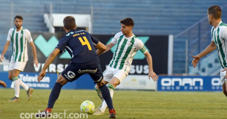 Javi Flores en el partido ante el UCAM de la temporada pasada, en el que fue el goleador blanquiverde. Foto: CCF