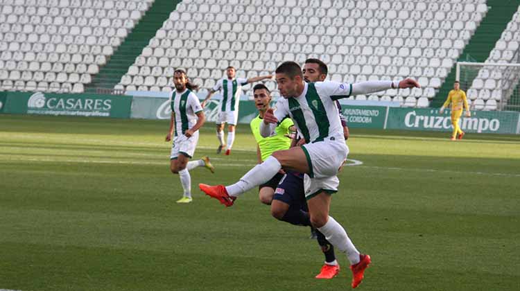 El Córdoba casi que no dio pie con bola ayer, como Jesús Álvaro en este momento del partido. Autor: Paco Jiménez