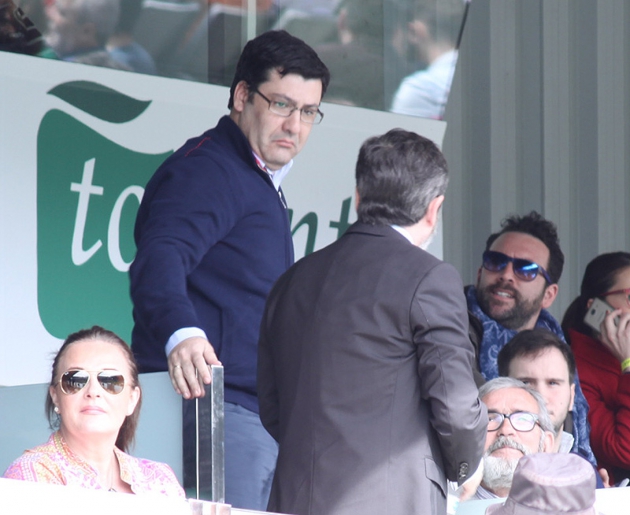 Jesús León saludando a Carlos González a caballo entre el palco y la grada de El Arcángel