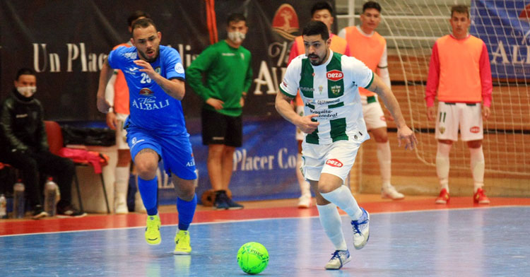 Jesús Rodríguez persigue la pelota ante un jugador del Valdepeñas