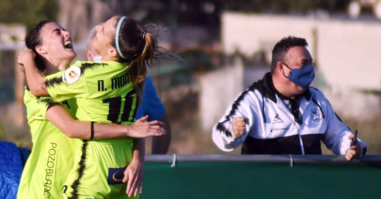 José Antonio Lara, a la derecha, celebrando un tanto de su equipo. Foto: CD Pozoalbense