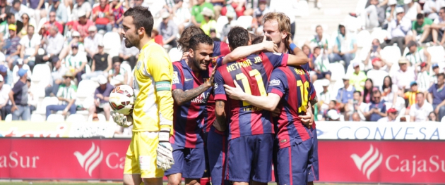 Compungido. Juan Carlos se lamenta tras unos de los ocho goles encajados ante el Barcelona de Messi que celebra al fondo la contundente victoria.