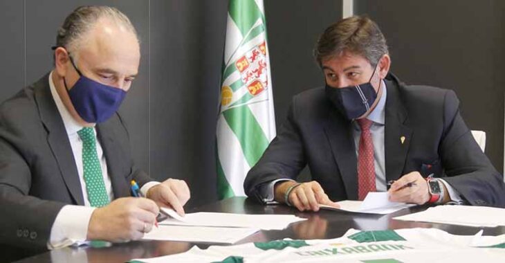 Juan Ignacio Zafra, por CaixaBank, rubricando el acuerdo de patrocinio con Javier González Calvo.