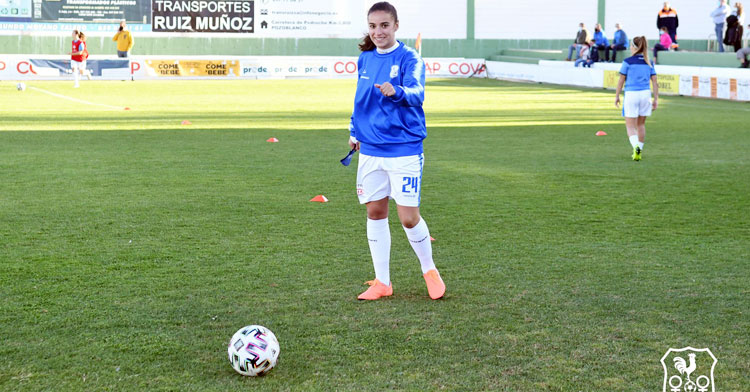 Juani Torres calentando en un partido de esta pasada pretemporada. Foto: CD Pozoalbense Femenino