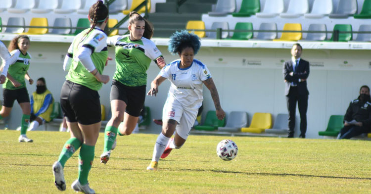 Karla Riley, con nuevo look, buscó con insistencia pero sin suerte el gol. Foto: CD Pozoalbense Femenino
