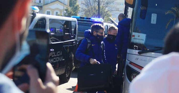 Ronald Koeman no se acercó a las vallas de los aficionados blaugranas que esperan un autógrafo del técnico del Barça.