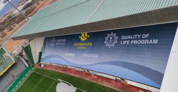 La lona que la Federación Española ínstalas esta mañana en la grada del Fondo Norte de El Arcángel de cara a la disputa del partido de la Supercopa entre Real Sociedad y Barcelona.