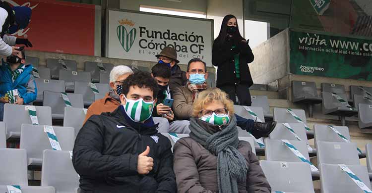 Madre e hijo muestran su alegría por la vuelta a El Arcángel.