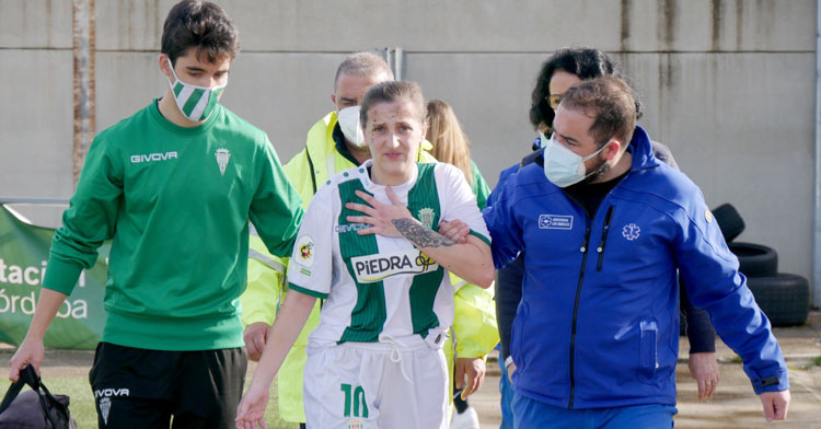 María Lara marchándose a vestuarios en el partido ante el Juan Grande. Foto: Antonio Quintero