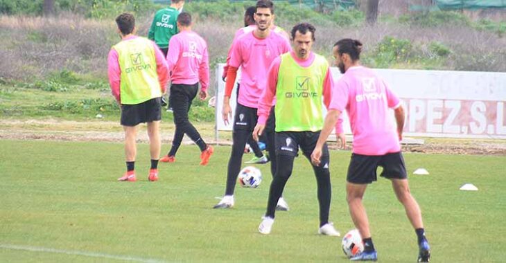 Mario Ortiz con el balón ante Miguel de las Cuevas antes de que el alicantino cayera lesionado.
