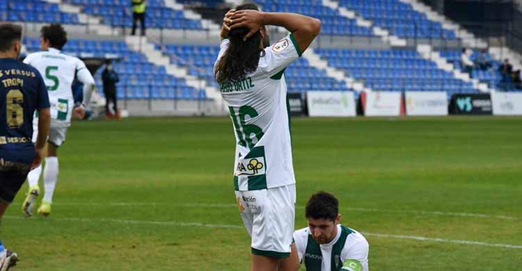 Mario Ortiz lamentándose del sinfín de ocasiones desaprovechadas ante un Javi Flores en el suelo.