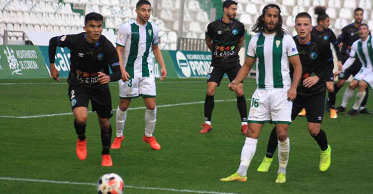 Mario Ortiz pasa el balón ante la llegada de un jugador de El Ejido.