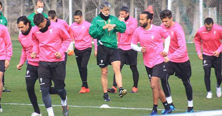 Mario Ortiz esta mañana, con Pablo Alfaro al fondo, al inicio de la sesión con la habitual carrera continua.