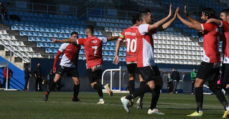 Mario Ortiz celebrando con Carlos Valverde el gol de Willy que los festeja al fondo con Álex Robles.