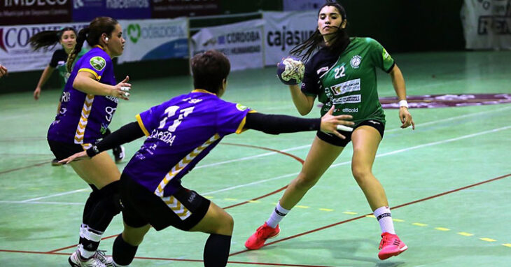 Maura Álvarez en el duelo frente a Gijón en liga. Foto: Fran Pérez / Balonmano Adesal