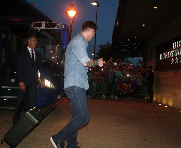 Leo Messi saludando a la multitud de aficionados a su llegada al hotel Eurostar Palace de Córdoba.