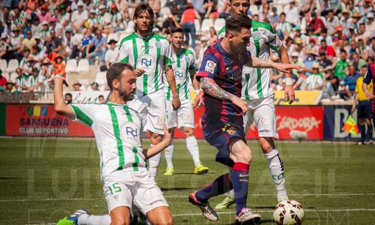 Messi aguanta el balón entre Deivid y Pantic con Khrin al fondo.