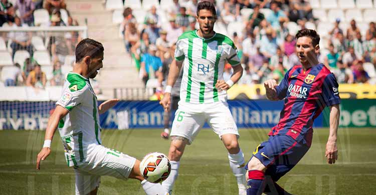 Messi busca un balón dividido con Fidel y Luso de fondo.