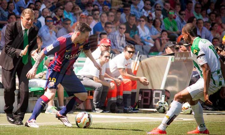 Messi encarando a Edimar en El Arcángel con el técnico del Córdoba, José Antonio Romero, en la bada aplaudiendo a su jugador.