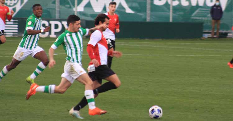 Miguel de las Cuevas corre por delante de un bético con el balón controlado.Miguel de las Cuevas corre por delante de un bético con el balón controlado.