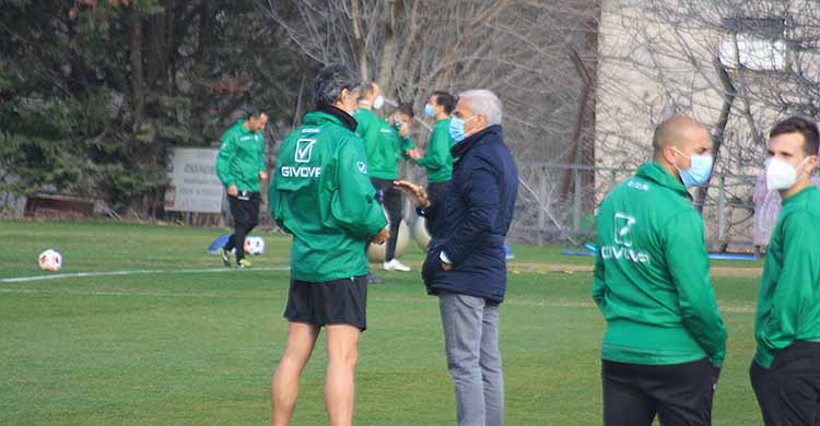 Miguel Valenzuela pidiendo calma a Pablo Alfaro en su conversación de no más de cinco minutos esta mañana en la Ciudad Deportiva.
