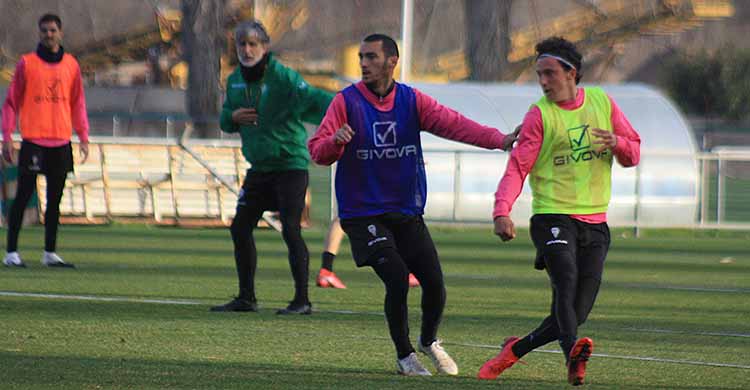 Moutinho fija a Manu Farrando con Pablo Alfaro al fondo.