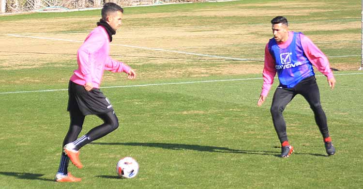 Alain Oyarzun encarando a Álex Robles en uno de sus últimos entrenamientos con el Córdoba CF.