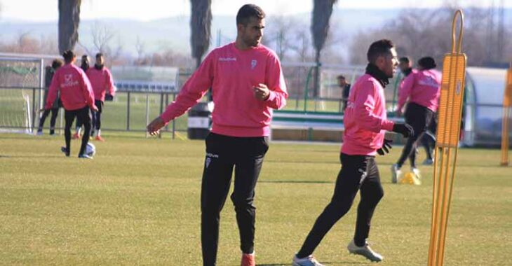 Alain Oyarzun entrenando esta mañana junto a Carlos Valverde en el campo pequeño de la Ciudad Deportiva.