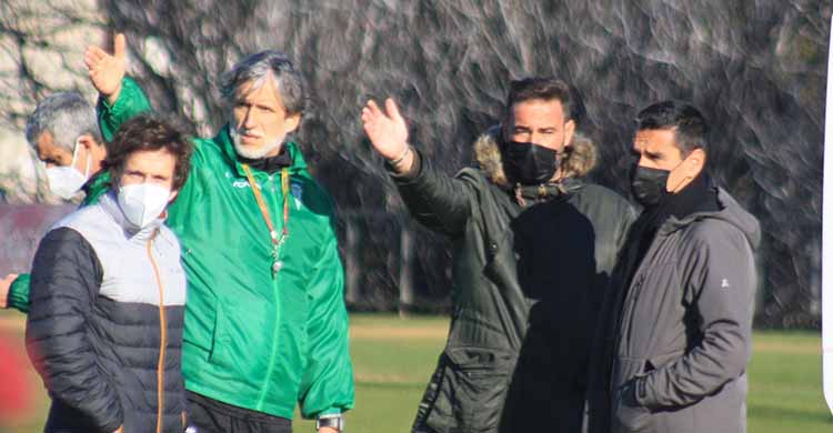 Pablo Alfaro y Julio Cruz señalan en el horizonte con Raúl Cámara y Juanito atentos.