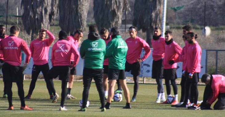 Pablo Alfaro dirigiéndose a sus jugadores esta mañana.Pablo Alfaro dirigiéndose a sus jugadores esta mañana.