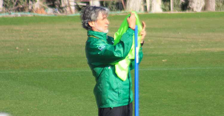 Pablo Alfaro colocando una marca en la pica.