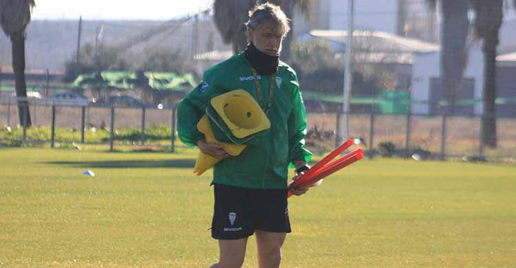 Pablo Alfaro portando conos y picas en la Ciudad Deportiva.