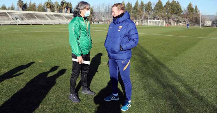 Reencuentro. Pablo Alfaro y Ronald Koeman departiendo esta mañana en la Ciudad Deportiva.