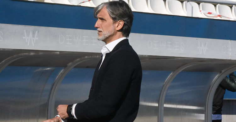 Pablo Alfaro en el banquillo de Artés Carrasco de Lorca.