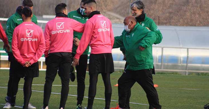 Pablo Alfaro sonriendo antes de que Pepillo pasara por las manos de los futbolistas.