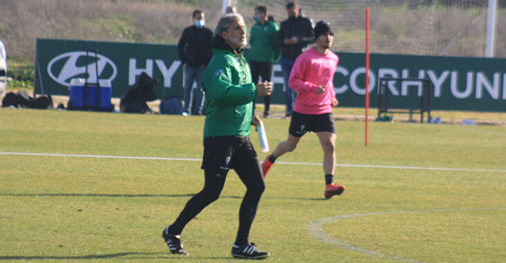 Pablo Alfaro corriendo en el entrenamiento con Alberto Salido al fondo.