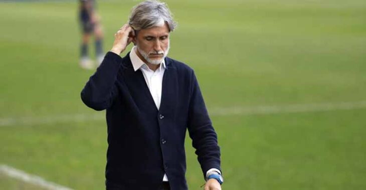 Pablo Alfaro tocándose el pelo a la conclusión del partido.