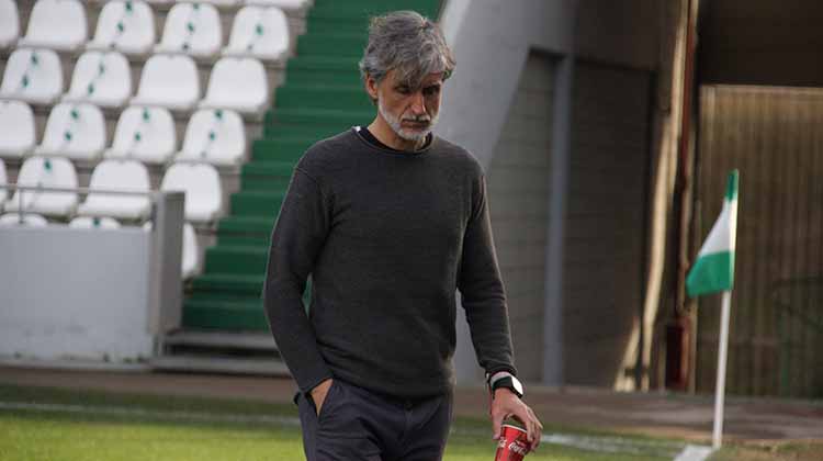 Pablo Alfaro meditabundo en un momento del partido contra el Yeclano. Autor: Paco Jiménez