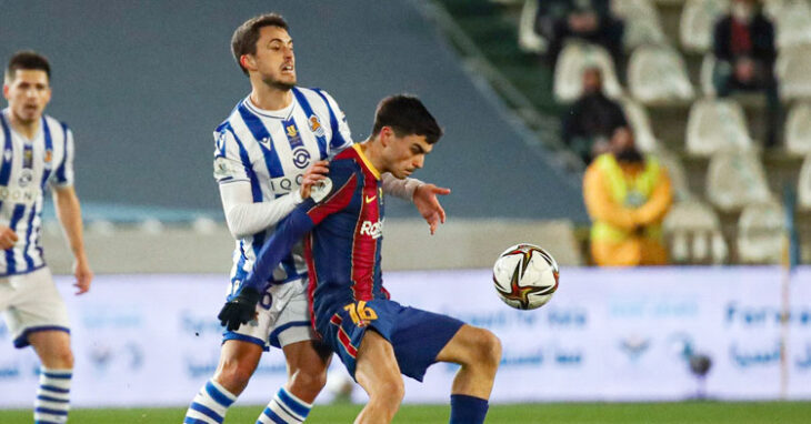 Pedri protege el balón ante un jugador de la Real Sociedad.