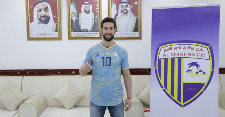 Pedro Conde posando en las instalaciones de su nuevo club.
