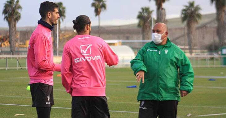 Bernardo Cruz y Mario Ortiz bromeando con Pepillo en su vuelta a los entrenamientos.