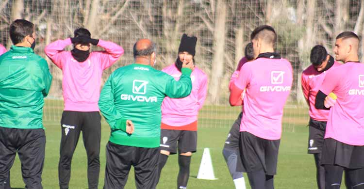 Pepillo bromeando esta mañana con la plantilla con un jugador tapado hasta las cejas por el frío pero a la par en pantalón corto sin leggin térmico.