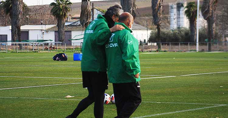 Pablo Alfaro departiendo con Pepillo ante su vuelta al grupo.