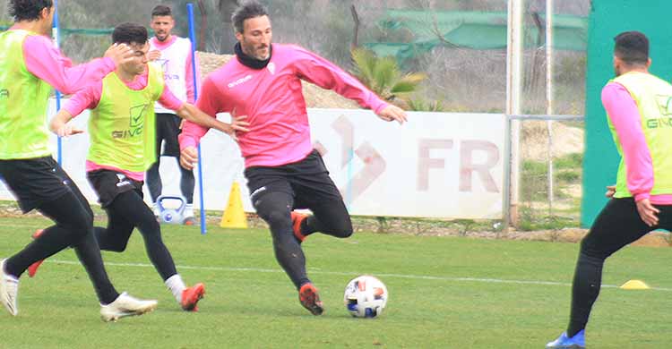 Piovaccari antes de empalar el balón perseguido por Luismi.