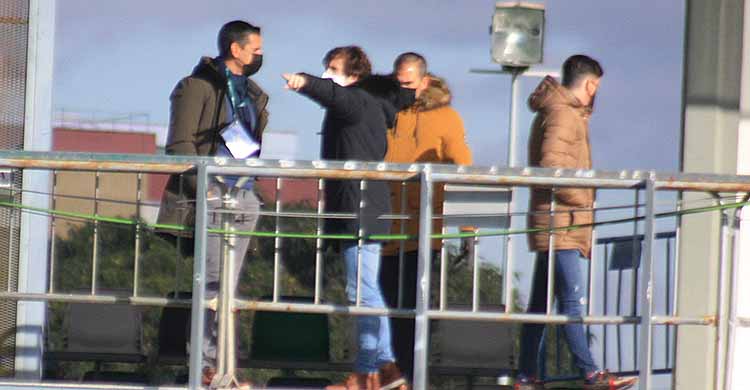 Raúl Cámara señalando a Juanito, con Rafa Sánchez a sus espaldas la ubicación del vestuario del Córdoba CF desde la espalda de la grada del campo 1 de la Ciudad Deportiva Luis del Sol.