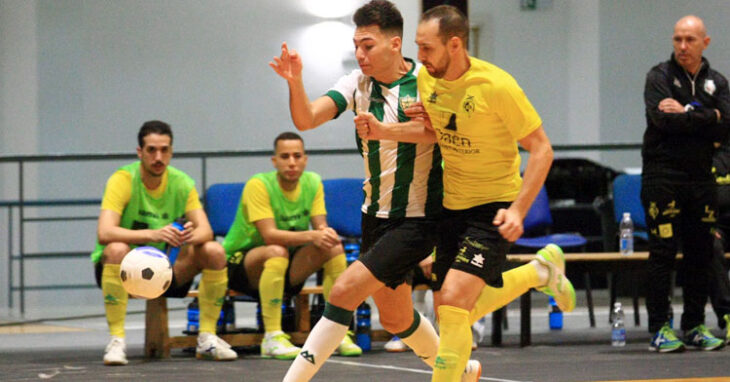 Ricardo peleando con un jugador de Jaén en la final de la Copa de Andalucía.