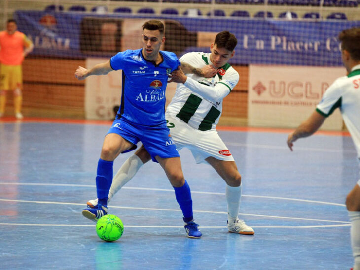 Ricardo Mayor peleando en el partido de Valdepeñas. Foto: Córdoba Futsal