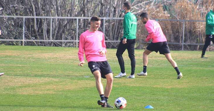 Alberto Ródenas tocando el balón siempre con una sonrisa en su rostro en su premiere con el Córdoba.